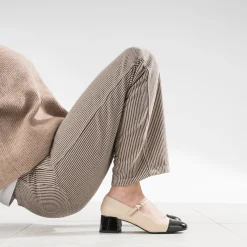 Babies beige à bout et talon verni noir