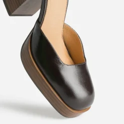 Babies chocolat à plateforme et décolleté carré