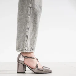 Babies grise métallisée brides croisées