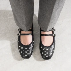 Babies noires décor œillets et clous