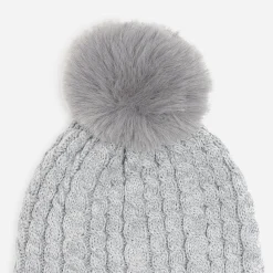 Bonnet gris tricot à torsades et pompon