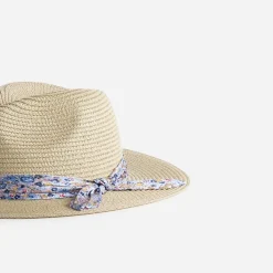 Chapeau beige effet paille foulard imprimé bleu