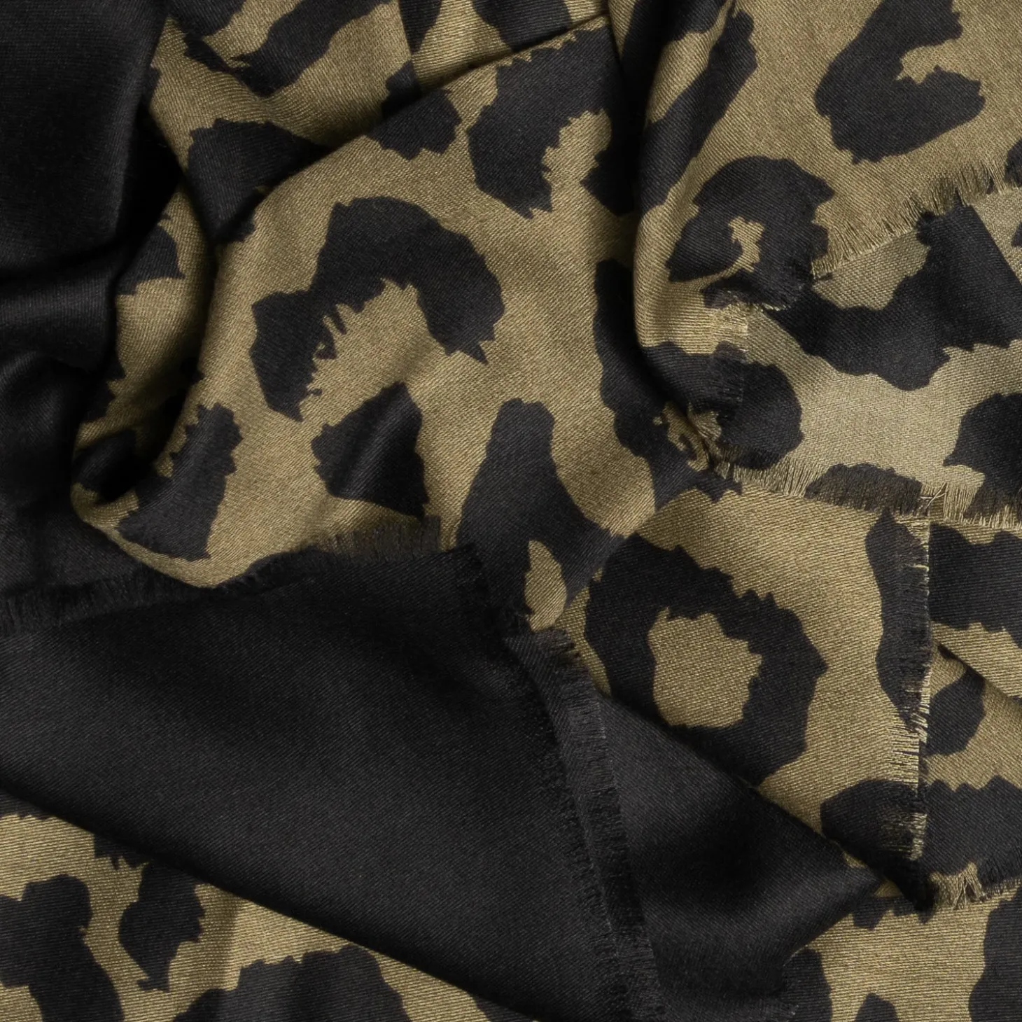 Chèche kaki et noir à maxi motif léopard