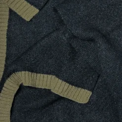 Echarpe noire bordée kaki