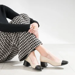 Escarpin beige cuir bout noir verni