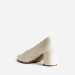 Escarpin beige en cuir à décolleté couvrant