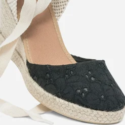 Espadrille compensée noire en toile avec broderie anglaise