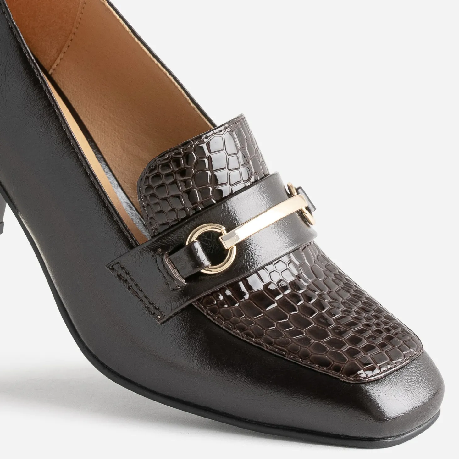Mocassin à talon marron verni