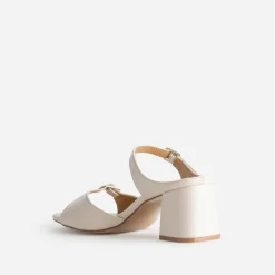 Mule beige à brides fines et boucles rectangulaires