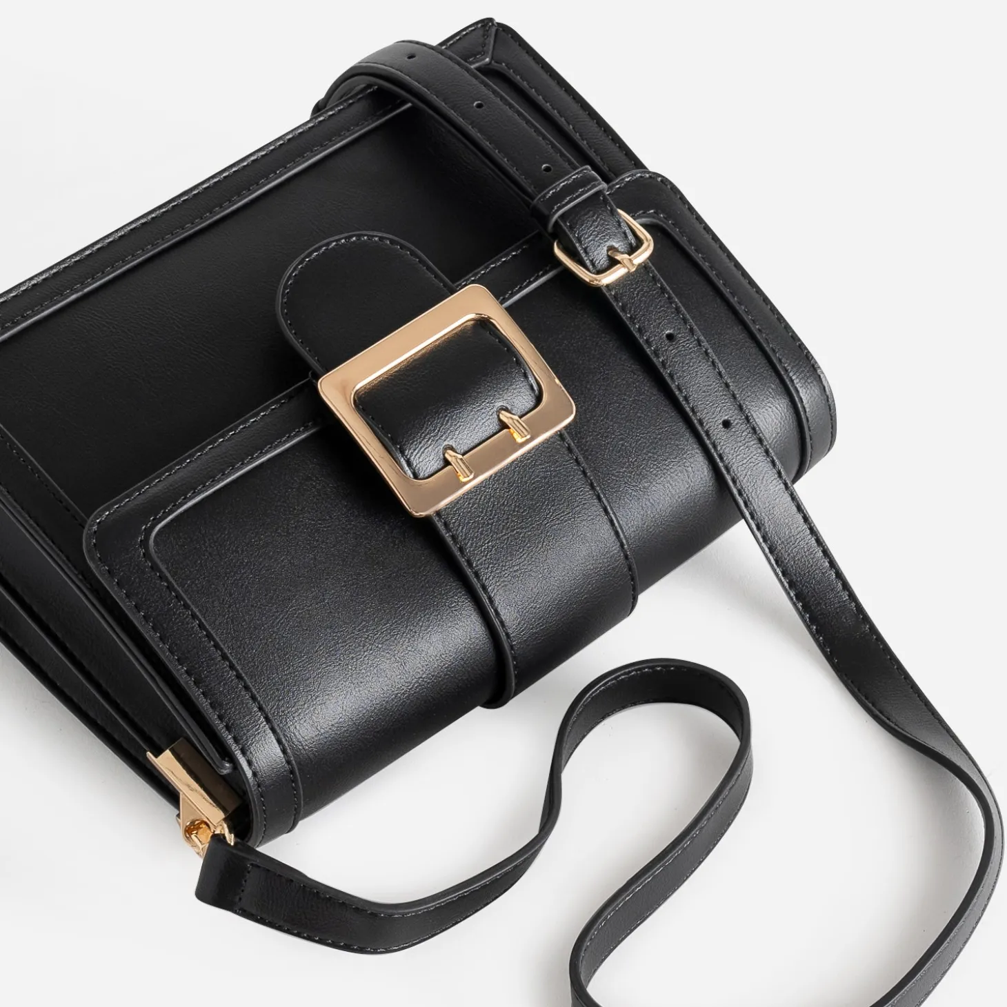 Sac à main noir avec boucle métal