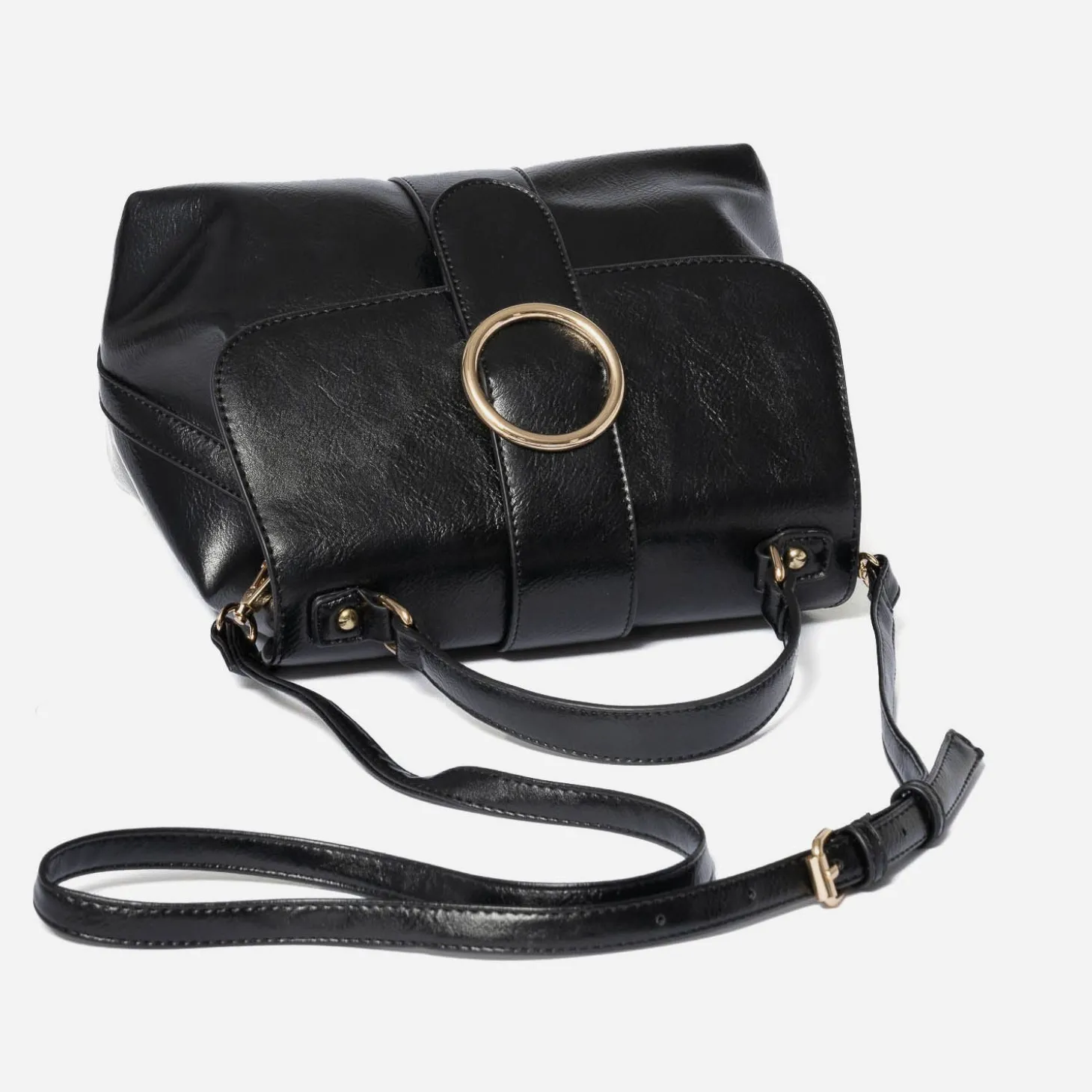 Sac à main noir avec boucle ronde métal