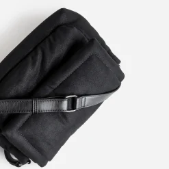 Sac bandoulière TEXTO noir irisé textile suédé