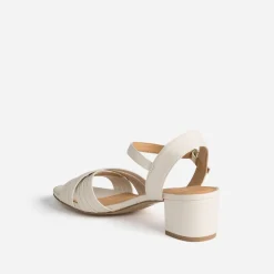 Sandale beige à brides tressées