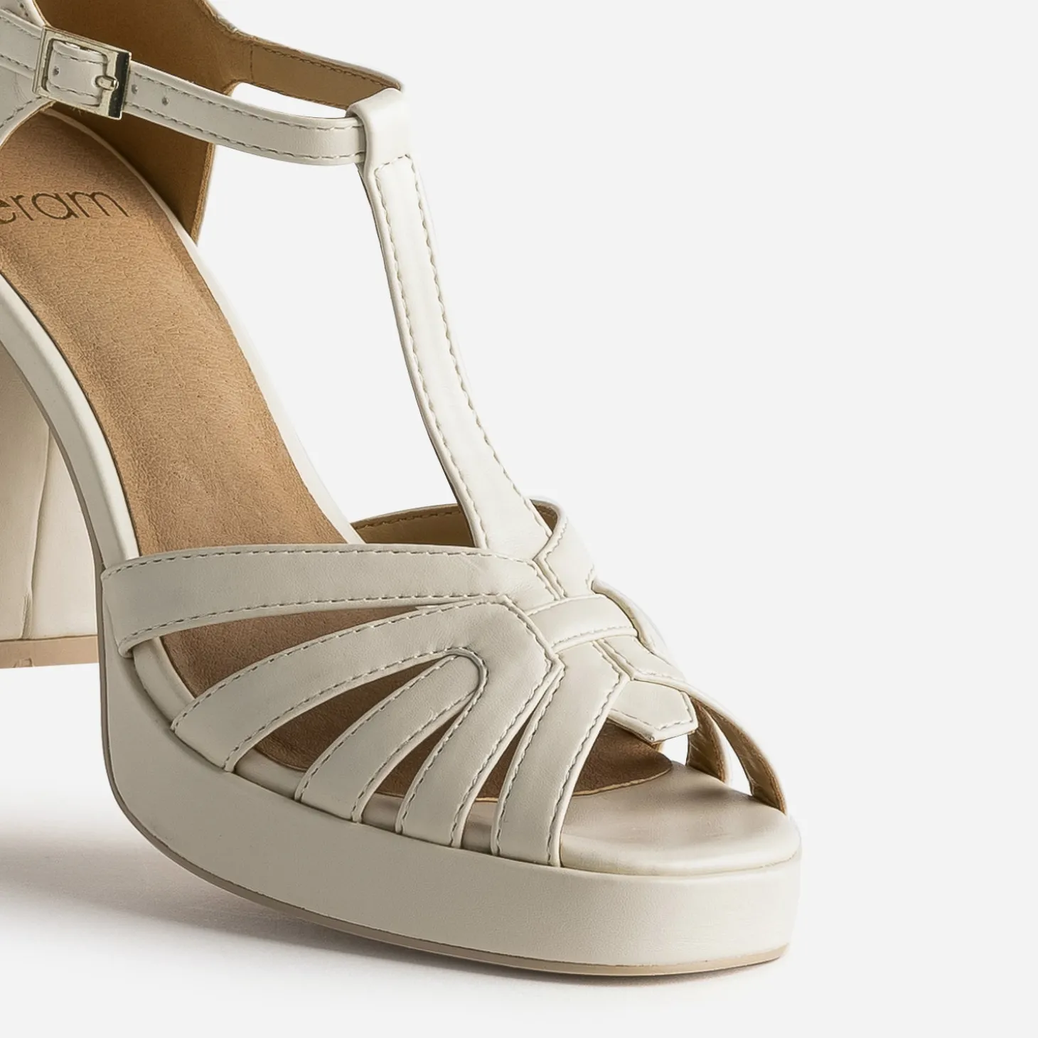 Sandale beige à talon