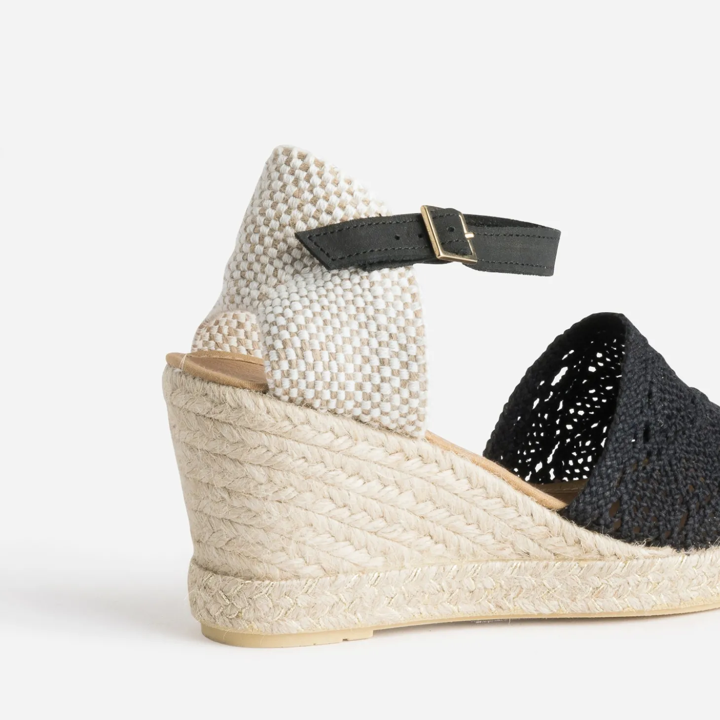 Sandale compensée noire façon macramé