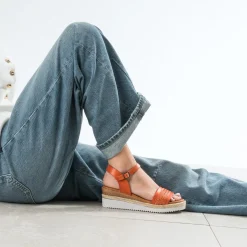 Sandale compensée orange cuir et tressage