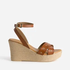 Sandale compensée TEXTO cognac cuir clouté