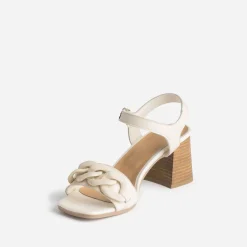 Sandale écrue en cuir avec maxi-chaîne écrue