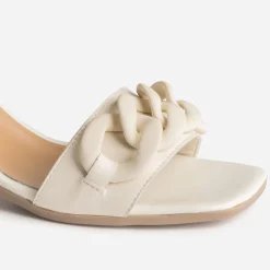 Sandale écrue en cuir avec maxi-chaîne écrue