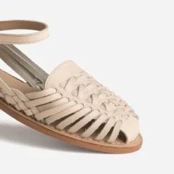 Sandale fermée écrue cuir tressé