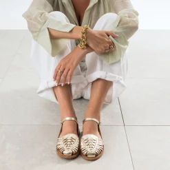 Sandale fermée dorée cuir tressé