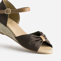 Sandale marron éco-conçue à petit talon compensé