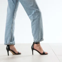 Sandale noire à talon fin