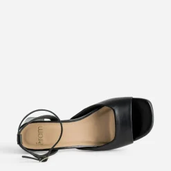 Sandale noire cuir décolleté carré