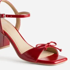 Sandale rouge décor nœud