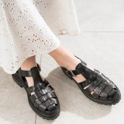 Sandale TEXTO noire cuir tressé détails clous