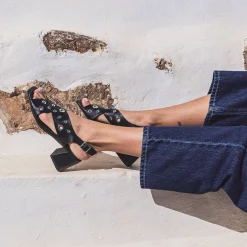 Sandale TEXTO noire cuir décor œillets