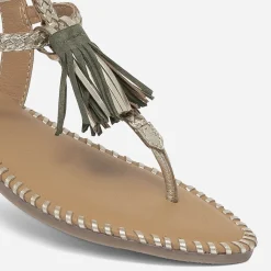 Sandale-tong dorée en cuir tressé avec pampilles