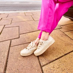 Tennis dorée en toile brodée